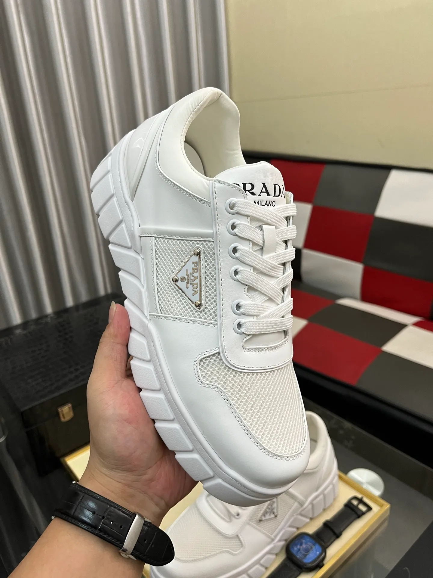 Men's shoes 💰: 560⌚⌚ high version. High-quality new PRADA counters are launched simultaneously. The new men's shoes and 😘 fabrics are selected from first-layer cowhide. Lining: Imported cowhide leather lining. 👍🏿High-end☄️Open-molded non-slip rubber outsole, exquisite lines, simple and elegant, comfortable and high-end for leisure travel. Number of yards: 38 to 44. (Can be customized for 45 non-refundable)